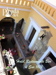 普埃布拉Hotel Boutique Posada XVII的享有酒店餐厅酒吧和星 ⁇ 的顶部景色
