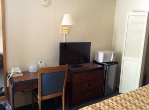 佩里斯堡托莱多-佩里斯堡汽车旅馆的酒店客房配有一张书桌、一台电视和一张床