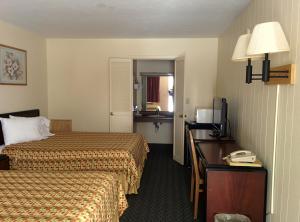 佩里斯堡托莱多-佩里斯堡汽车旅馆的酒店客房设有两张床、一张书桌和电话