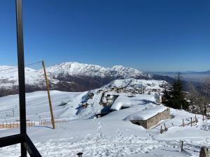 法洛伦斯Montaña Blanca的雪覆盖的山,上面有滑雪小屋