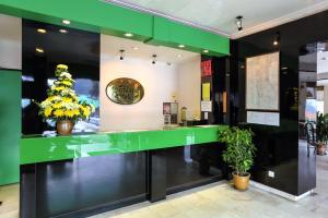 伯恩仓Parkland Hotel的绿黑的柜台,有植物的房间