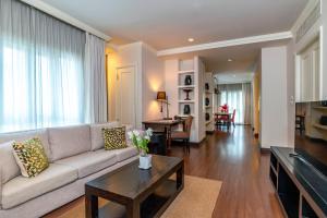 曼谷萨拉当21号公寓式酒店的客厅配有沙发和桌子