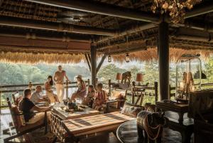 Four Seasons Tented Camp Golden Triangle餐厅或其他用餐的地方