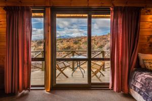 华卡帕帕村斯格特尔阿尔卑斯山度假村的卧室设有山景窗户。