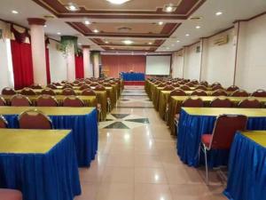ParepareHotel Parewisata的一间设有桌椅和蓝色桌布的房间