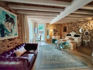 明乔河畔的瓦雷奇奥Regia Rosetta - Royal Rooms Borghetto的客厅配有床和沙发