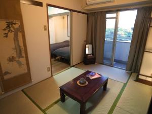 东京Yuyake的一间带桌子的客厅和一间享有美景的房间