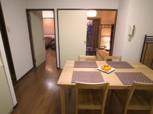 东京Yuyake的一间设有两张桌子和一碗水果的用餐室