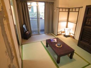 东京Yuyake的享有空中景致的客厅配有桌子