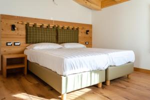 费德拉帕加内拉Bioagritur La Casa dei Trajeri的一间卧室配有一张带白色床单的大床