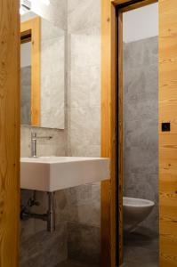 费德拉帕加内拉Bioagritur La Casa dei Trajeri的一间带水槽和镜子的浴室