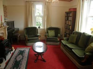 拉尼德洛伊斯The Old Vicarage的带沙发、椅子和桌子的客厅