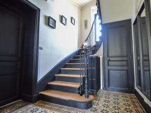 贝叶La Paresse en Ville的走廊上设有楼梯和门