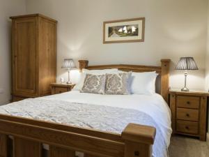 纽敦Parkers House Bed & Breakfast的一间卧室配有一张带2个床头柜的大床