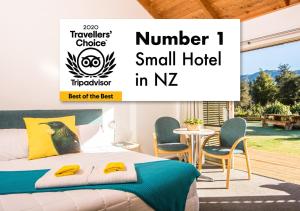 玛拉豪Abel Tasman Lodge的一间带大床的卧室和一家位于桑茨的小酒店