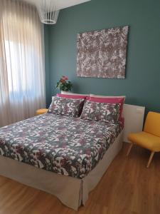 特雷维索Suite Manin的一间卧室设有一张床和蓝色的墙壁