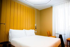 罗马Boutique Centrale Palace Hotel的卧室配有白色的床和黄色的墙壁