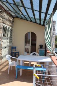 帕图Specchiulla的庭院配有桌椅和遮阳伞。