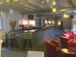 牛津昆世黑德宾馆的餐厅内的酒吧,带红色椅子