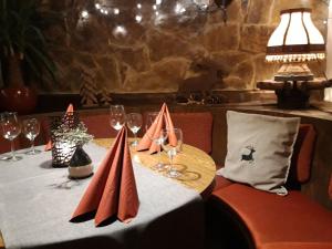 Ralingen拉林根霍夫乡村旅馆的一张桌子,上面放着红餐巾和酒杯