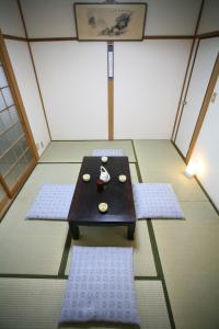 京都Demachi 2的一张小桌子,房间里有三个垫子
