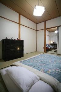 京都Demachi 2的一间卧室配有一张大床和一个梳妆台