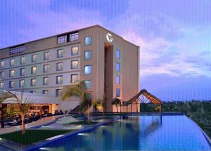 Fortune Select Grand Ridge, Tirupati - Member ITC's Hotel Group内部或周边的泳池