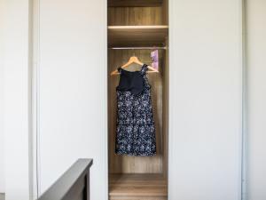 拉戈莱特信风公寓式酒店的挂在衣柜门上的连衣裙