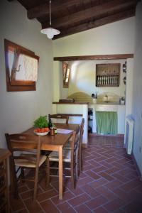 CantagalloAgriturismo Selvapiana的厨房以及带桌椅的用餐室。