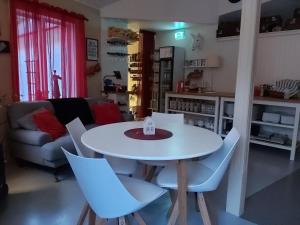 TingstädeGotland of Sweden - bed & breakfast的客厅配有白色的桌椅