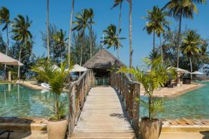 乌罗阿Zanzibar Bay Resort & Spa的渡假村的水桥