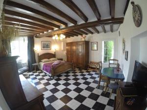 昂热Guest House "Près des Montgolfières"的一间卧室配有一张床,铺有一个 ⁇ 板地板