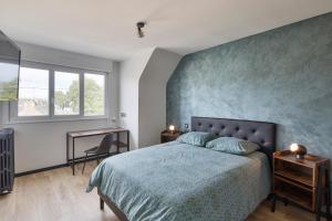 圣马洛Le MoZen - Appartement proche hippodrome - St Malo的一间卧室配有一张蓝色墙床
