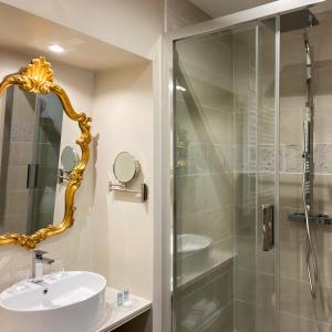 滨海布洛涅Bucciali的带淋浴、盥洗盆和镜子的浴室