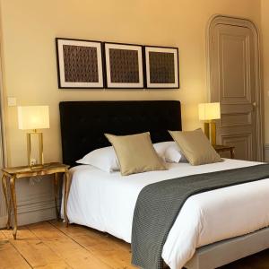 滨海布洛涅Bucciali的一间卧室配有一张带两盏灯的大型白色床。