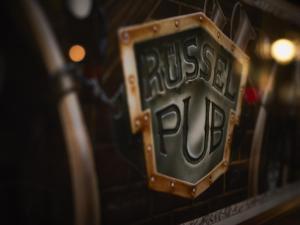 桑格豪森Pension Rüssel-Pub的读俄罗斯酒吧的金属标志
