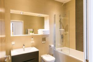 斯坦福德Riverside Stamford Stays的带淋浴卫生间和盥洗盆的浴室