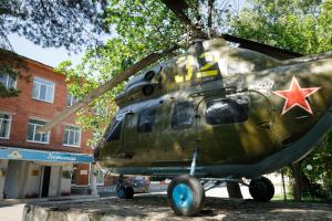 克麦罗沃Gostinitsa on Martemyanova的停在大楼前的军用直升机