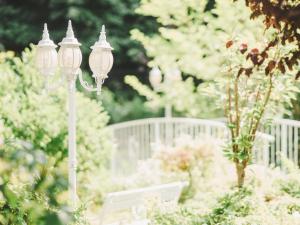 Lanke海城酒店的花园中几盏灯,花园里设有长凳
