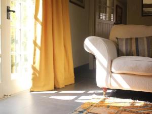 埃登布里奇Oak House Farm的客厅配有白色沙发和黄色窗帘