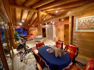 特里贝格斯托德旅馆的一间配备有蓝色桌子和椅子的用餐室