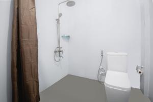 维勒珀图KAYJAY WILD WILPATTU的带淋浴和卫生间的白色浴室