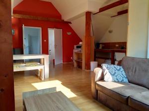 MiroviceCamping & Guest House Pliskovice的客厅配有沙发和桌子