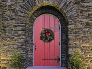 哈里斯堡The Manor on Front的红色的门,上面有花环