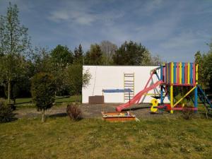 MiroviceCamping & Guest House Pliskovice的一个带滑梯和游戏结构的游乐场