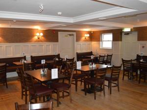 邓甘嫩The Ryandale Inn的用餐室配有木桌和椅子