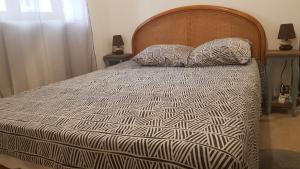 南特伊·莱斯莫Appartement F4 proche de DisneyLand Paris的一张带木制床头板的床和两个枕头
