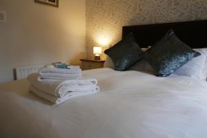 马勒姆The Victoria的卧室配有白色床、毛巾和枕头