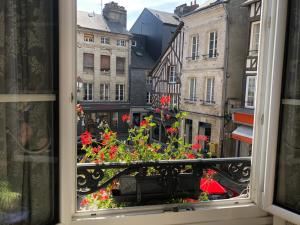翁弗勒尔L'Appartement R Postel (4/6 Pers)的从城市的窗户欣赏美景