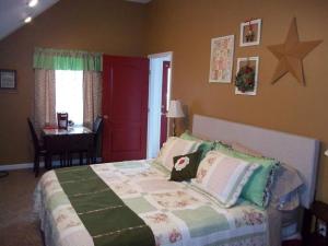 WaldenTin Brook Bed & Breakfast的一间卧室配有一张带红色门和一张桌子的床